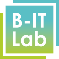 Logo des B-IT Lab mit weißem Schriftzug „B-IT Lab“ auf einem quadratischen Farbverlauf von Türkis zu Grün, eingerahmt von zwei versetzten Linienrahmen.